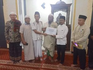 Penuhi Janji, Wali Kota Bima Serahkan Bantuan Rp350 Juta untuk Masjid Babussalam