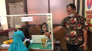 Jual Online Minyak Goreng dengan Harga Rp24 per Liter, Wanita di NTB Diamankan Polisi