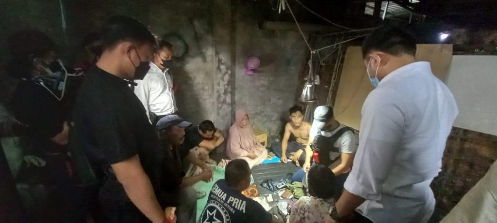 Sedang Asyik Main Judi Domino, 2 Ibu Rumah Tangga dan 4 Lelaki Diciduk Polisi