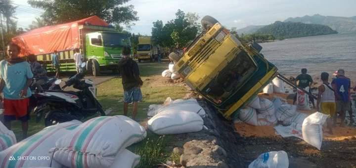 Truk Bermuatan Jagung Terbalik di Soromandi Bima