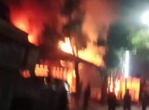 Satu Rumah Ludes Terbakar di Karara Kota Bima, Dua Unit Motor Hangus