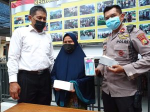 Sakit Hati Tak Dinafkahi, Ibu 64 Tahun di NTB Curi HP Anaknya