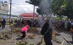 Ibu-ibu di Dompu Blokir Jalan, Tuntut Tersangka Kasus Narkoba Dibebaskan