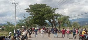 Tuntut Harga Jagung Naik, Laskar Tani NTB Blokade Jalan Depan Kantor Bupati Bima