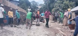 Warga Donggo “Tanam” Rabat Beton di Jalan Rusak Kewenangan Pemkab Bima