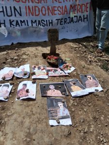 Sentil Pemerintah, LTDS Buat “Kuburan” di Lubang Jalan Rusak Bima