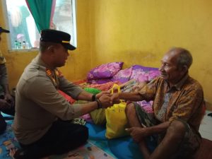 Polsek Rasanae Barat Kota Bima Sambangi Warga Tidak Mampu dan Bagikan Sembako