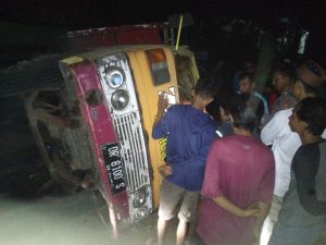 Rem Blong, Truk Muatan Kayu Terguling di Bayan Lombok Utara, 2 Penumpang Tewas, 10 Luka-luka