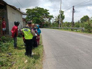 Hendak Salip Truk, Emak-emak Pengendara Motor di Lombok Tengah Tewas