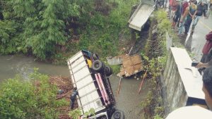 Tabrakan di Calabai Dompu, Truk Terjun Bebas ke Sungai, Pick Up Nyangkut di Tebing
