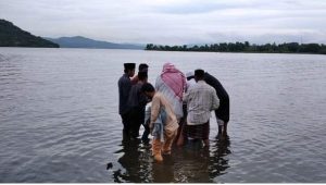 Viral, Ada Sumur Air Tawar di Tengah Laut Sonao Bima