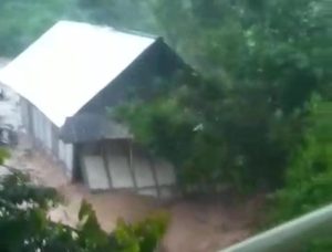 Satu Rumah dan Dua Motor Hanyut Terbawa Banjir di Wawo Bima