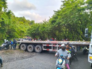 Akibat Ban Selip, Truk Trailer Terperosok di Tanjakan Pola Mata Sumbawa Barat