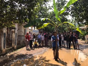 Mahasiswa Tagih Janji Gubernur NTB Perbaiki Jalan Rusak Langgudu: Jalan Tak Semulus Pipimu!