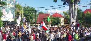 Demo Ratusan Mahasiswa Tuntut Bebaskan 15 Aktivis FPR di Polda NTB Sempat Ricuh