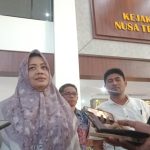 Bupati Bima Hj Indah Dhamayanti Putri memberikan penjelasan usai diperiksa Kejati NTB, Senin (19/6).
