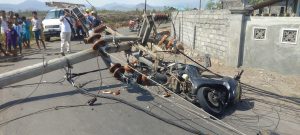 Tiang Listrik Roboh Timpa 2 Siswa di Dompu, Motor Hancur, Satu Korban Patah Tulang