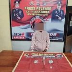IRT di Kota Bima inisial AM diamankan bersama barang bukti sabu di Polres Bima Kota, Kamis (1/2).
