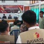 Suasana sejumlah parpol mendesak PPK Donggo menghitung ulang surat suara di empat TPS di Doridungga, Jumat (22/2).