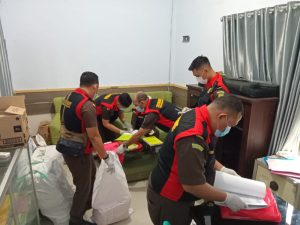 Kejari Dompu Sita Dokumen dari Penggeledahan Kantor BPKAD, Dinas PUPR dan ULP