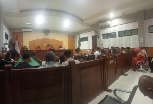 Air Mata Camat Asakota dan Rasanae Barat Tumpah di Sidang Korupsi Lutfi: Beliau Dizalimi!