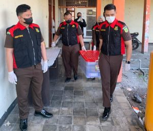 Geledah Kantor Perusda Kapoda Rawi, Kejari Dompu Sita Satu Boks Dokumen