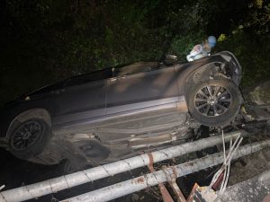 Diduga Mabuk, Wanita Pengendara Avanza Tabrak Pembatas Jalan Pemenang-Senggigi hingga Jatuh ke Kali