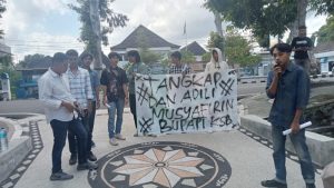 Mahasiswa Desak Kejati NTB Tangkap Bupati Sumbawa Barat Musyafirin