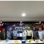 Ketua Umum DPP PAN Zulkifli Hasan menyerahkan SK kepada Lalu Iqbal, Senin (15/7). Iqbal didampingi Indah Dhamayanti Putri atau akrab disapa Dinda dan Ketua DPW PAN NTB H Muazzim Akbar.
