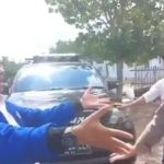 Anggota DPRD Kabupaten Bima Rafidin cekcok dengan petugas Satlantas Polres Bima saat razia, Sabtu (20/7).