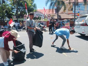 Relawan Bersihkan Sampah di Depan KPUD NTB Usai Antar Iqbal-Dinda Mendaftar