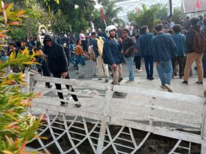 Buntut Perusakan Gerbang Kantor DPRD NTB saat Demo, Dua Mahasiswa Unram Dipanggil Polisi