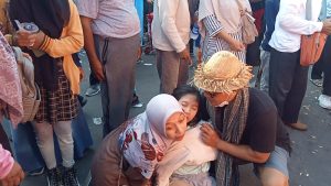 Berdesakan, Peserta Jalan Sehat dan Deklarasi Iqbal-Dinda Pingsan