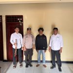Pelaku AM diamankan di Polsek Monta usai membacok pamannya sendiri, Senin (9/9). (Dok Polres Bima)