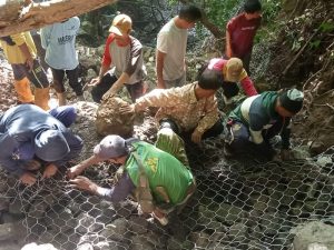 Demi Air di Masa Depan, Kades dan Warga di Bima Jalan Kaki Sejauh 20 Km