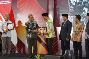 Sukseskan Pilkada Damai, Kanwil Kemenag NTB Terima Penghargaan dari KPU NTB