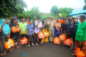 BNPB Serahkan Bantuan Dana Siap Pakai Rp 363 Juta untuk Korban Banjir Wera dan Ambalawi