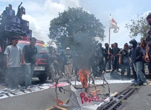 Demo Tolak Efisiensi Anggaran, Mahasiswa Bakar Keranda Mayat Depan Kantor DPRD NTB
