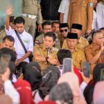Bupati Dompu, Bambang Firdaus saat menerima unjuk rasa calon PPPK.