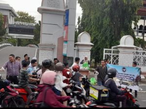 Forum Wartawan Parlemen NTB Tebar 200 Takjil, 10 Menit Ludes