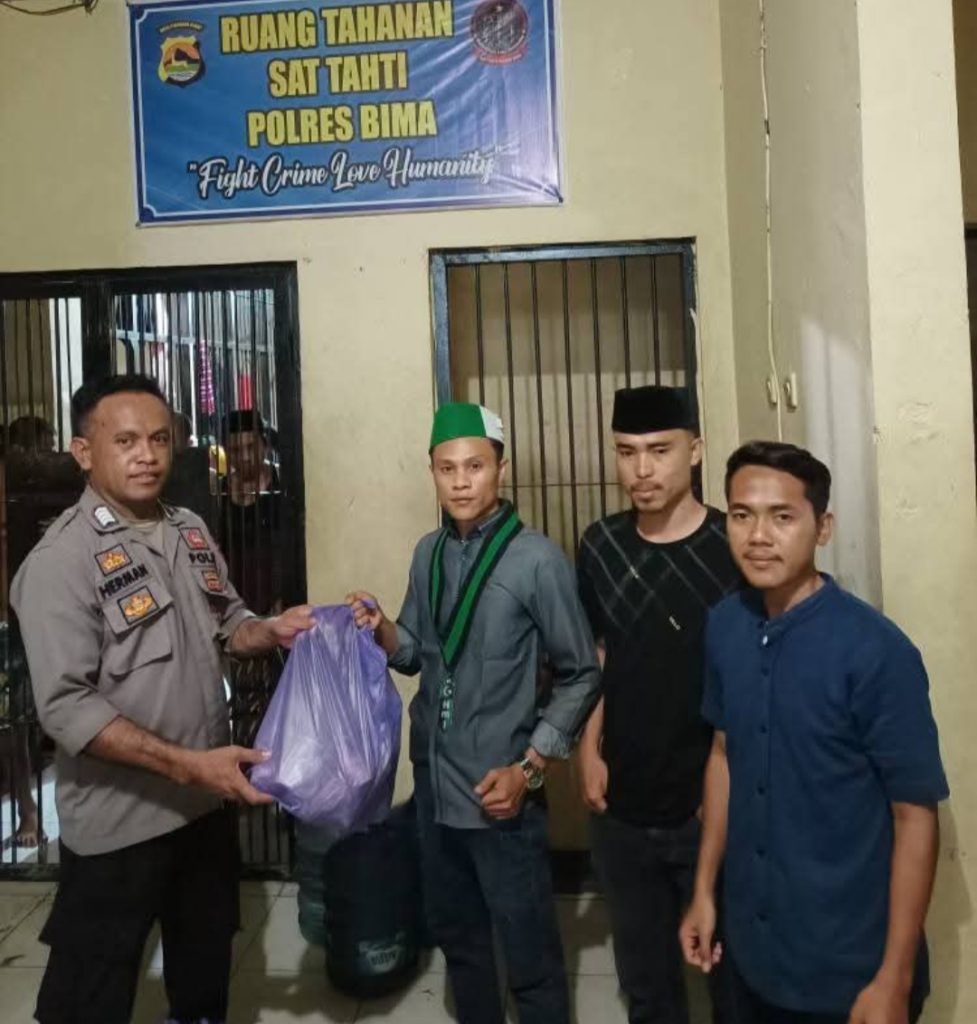 HMI MPO Badko Bali Nusra Bagikan Takjil untuk Tahanan Polres Bima Kota dan Kabupaten Bima