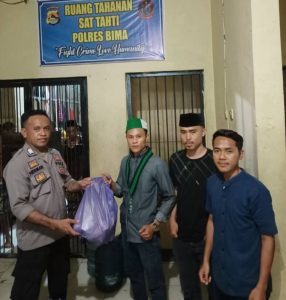 HMI MPO Badko Bali Nusra Bagikan Takjil untuk Tahanan Polres Bima Kota dan Kabupaten Bima