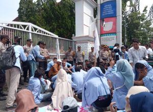 Dianggap Melemahkan Demokrasi, Mahasiswa di NTB Demo Tolak UU TNI