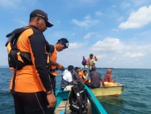 Mancing Ikan di Sungai, Pemuda di Plampang Hilang Terseret Arus