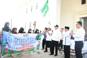 Bupati dan Wabup Lombok Utara Lepas Ribuan Peserta Jalan Sehat Sambut Hardiknas 2025