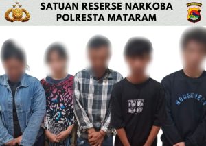 Penggerebekan Kos-kosan di Cakranegara, Polisi Tangkap 2 Perempuan dan 3 Pria