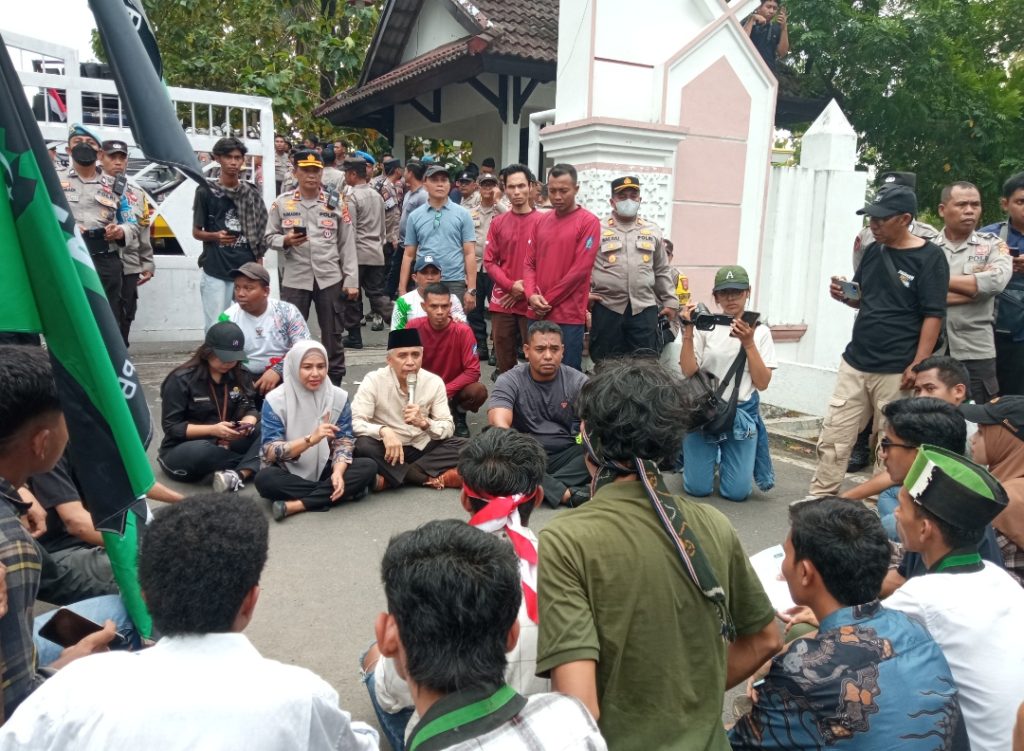 HMI MPO Geruduk DPRD NTB, Tuntut Stabilkan Harga Jagung, Audit PT GNE, dan Interpelasi DAK 2024
