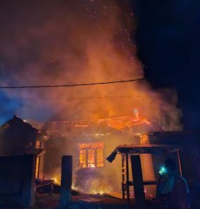 Rumah Warga Mbawa Terbakar, Karang Taruna Desak Mobil Damkar Disiagakan di Donggo