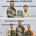 Ketua BPK Perwakilan NTB menyerahkan Opini WTP pada Bupati dan ketua DPRD Dompu (Foto, Humas Pemkab Dompu)