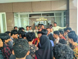 Mahasiswa Gedor Rektorat UIN Mataram, Desak Rektor Pecat Dosen Pelaku Pelecehan 